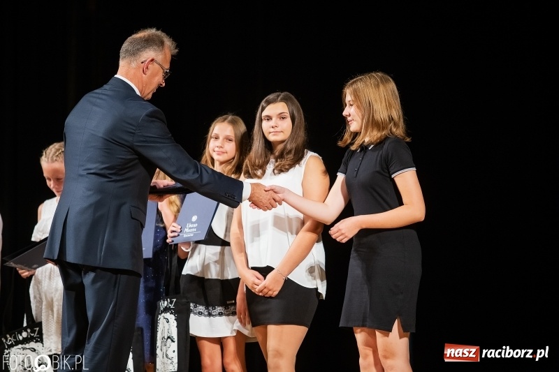 Zdjęcie w galerii na portalu naszraciborz.pl: Najlepsi uczniowie raciborskich szkół odebrali z rąk prezydenta stypendia  wiadomości z regionu