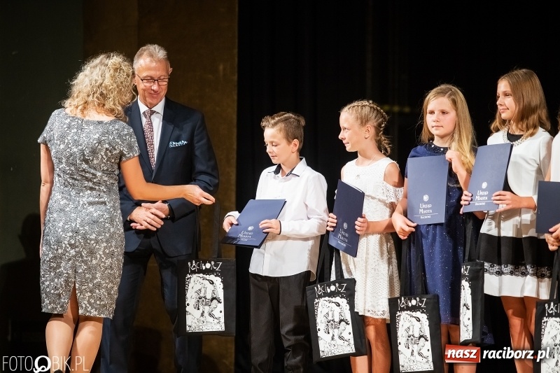 Zdjęcie w galerii na portalu naszraciborz.pl: Najlepsi uczniowie raciborskich szkół odebrali z rąk prezydenta stypendia  wiadomości z regionu
