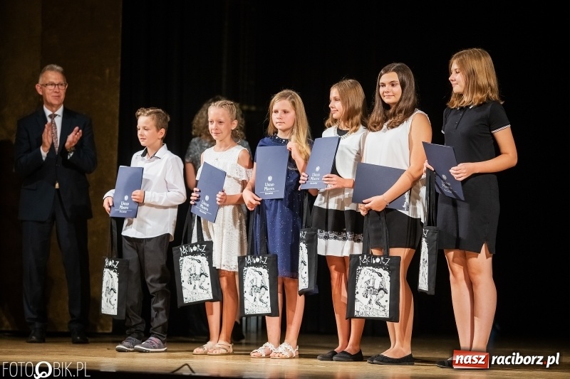 Zdjęcie w galerii na portalu naszraciborz.pl: Najlepsi uczniowie raciborskich szkół odebrali z rąk prezydenta stypendia  wiadomości z regionu