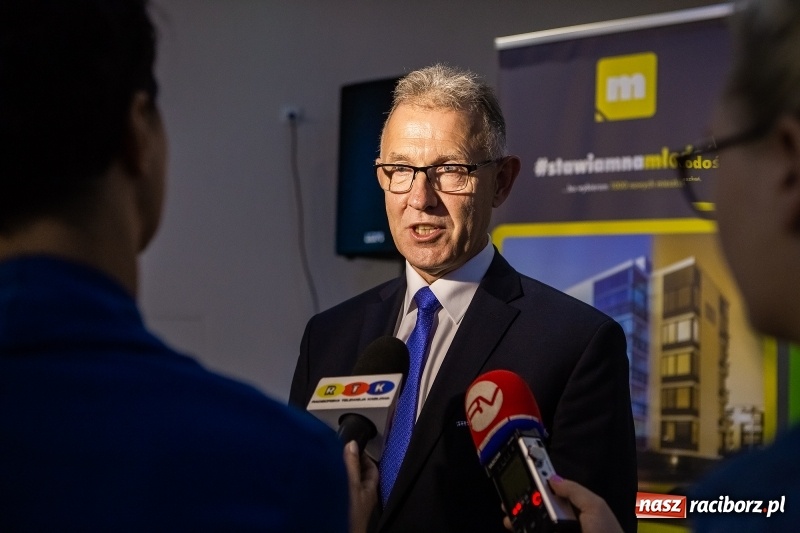 Zdjęcie w galerii na portalu naszraciborz.pl: Tysiąc mieszkań, darmowe autobusy i obwodnica - konwencja Mirosław Lenka i jego kandydatów  wiadomości z regionu