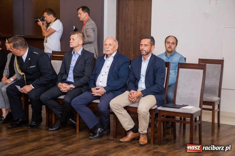 Zdjęcie w galerii na portalu naszraciborz.pl: Tysiąc mieszkań, darmowe autobusy i obwodnica - konwencja Mirosław Lenka i jego kandydatów  wiadomości z regionu