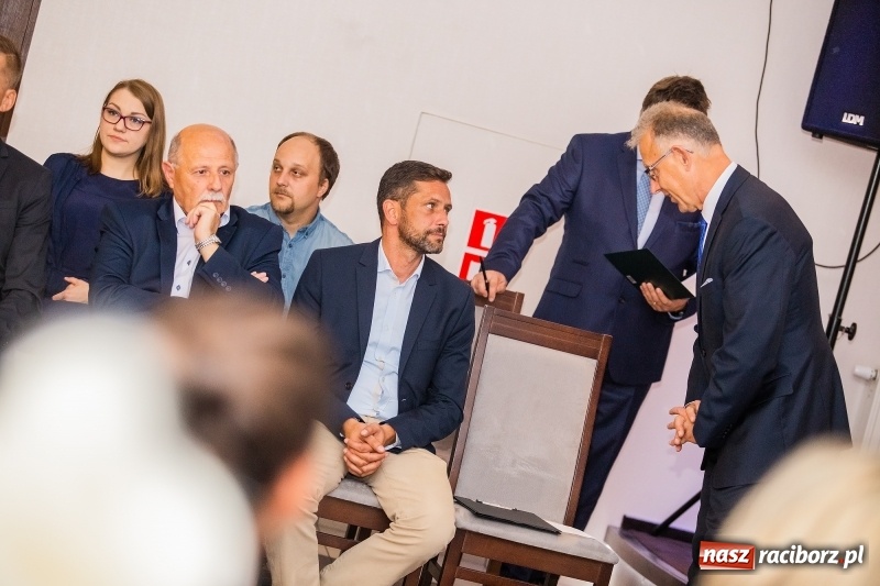 Zdjęcie w galerii na portalu naszraciborz.pl: Tysiąc mieszkań, darmowe autobusy i obwodnica - konwencja Mirosław Lenka i jego kandydatów  wiadomości z regionu