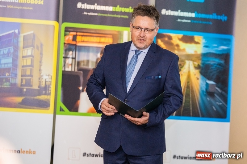 Zdjęcie w galerii na portalu naszraciborz.pl: Tysiąc mieszkań, darmowe autobusy i obwodnica - konwencja Mirosław Lenka i jego kandydatów  wiadomości z regionu