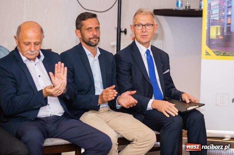 Zdjęcie w galerii na portalu naszraciborz.pl: Tysiąc mieszkań, darmowe autobusy i obwodnica - konwencja Mirosław Lenka i jego kandydatów  wiadomości z regionu