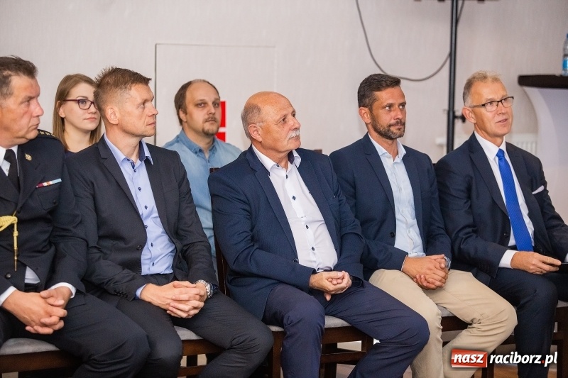 Zdjęcie w galerii na portalu naszraciborz.pl: Tysiąc mieszkań, darmowe autobusy i obwodnica - konwencja Mirosław Lenka i jego kandydatów  wiadomości z regionu