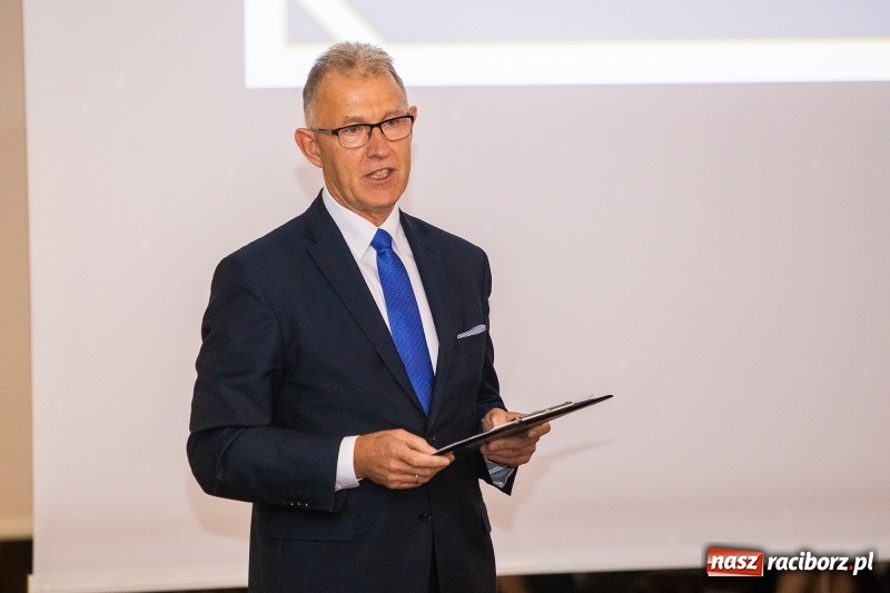 Zdjęcie w galerii na portalu naszraciborz.pl: Tysiąc mieszkań, darmowe autobusy i obwodnica - konwencja Mirosław Lenka i jego kandydatów  wiadomości z regionu