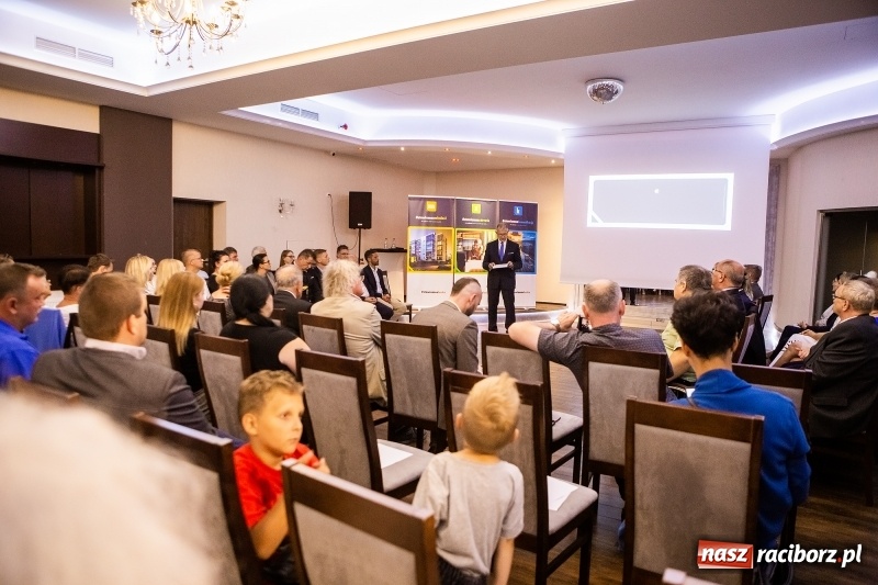 Zdjęcie w galerii na portalu naszraciborz.pl: Tysiąc mieszkań, darmowe autobusy i obwodnica - konwencja Mirosław Lenka i jego kandydatów  wiadomości z regionu