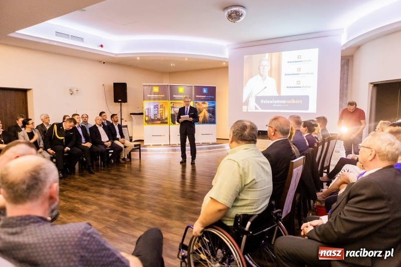 Zdjęcie w galerii na portalu naszraciborz.pl: Tysiąc mieszkań, darmowe autobusy i obwodnica - konwencja Mirosław Lenka i jego kandydatów  wiadomości z regionu