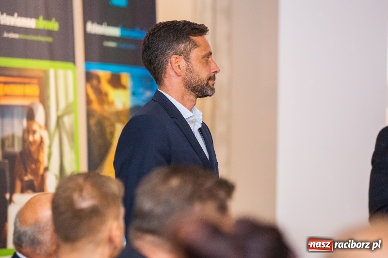 Zdjęcie w galerii na portalu naszraciborz.pl: Tysiąc mieszkań, darmowe autobusy i obwodnica - konwencja Mirosław Lenka i jego kandydatów  wiadomości z regionu