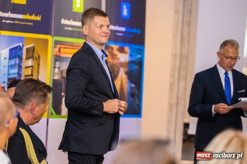 Zdjęcie w galerii na portalu naszraciborz.pl: Tysiąc mieszkań, darmowe autobusy i obwodnica - konwencja Mirosław Lenka i jego kandydatów  wiadomości z regionu