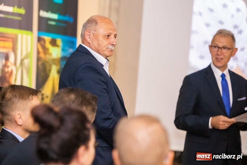 Zdjęcie w galerii na portalu naszraciborz.pl: Tysiąc mieszkań, darmowe autobusy i obwodnica - konwencja Mirosław Lenka i jego kandydatów  wiadomości z regionu