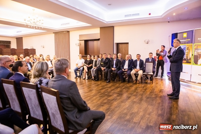 Zdjęcie w galerii na portalu naszraciborz.pl: Tysiąc mieszkań, darmowe autobusy i obwodnica - konwencja Mirosław Lenka i jego kandydatów  wiadomości z regionu