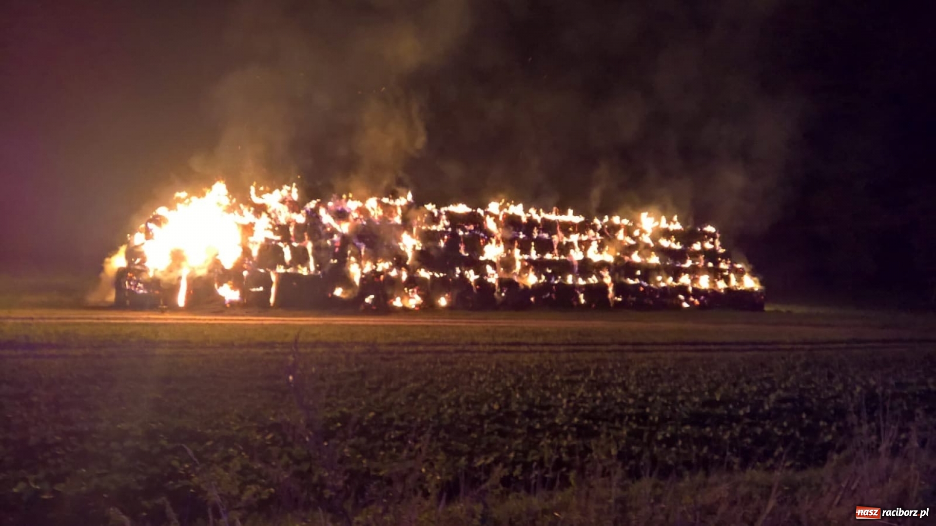 Zdjęcie w galerii na portalu naszraciborz.pl: W Bojanowie grasuje podpalacz. W nocy płonęły dwa stogi słomy WIDEO wiadomości z regionu
