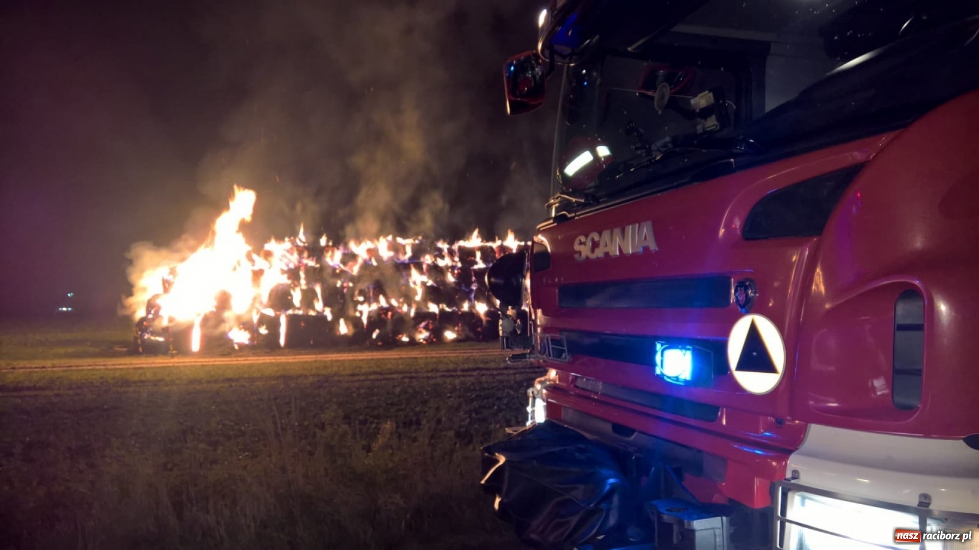 Zdjęcie w galerii na portalu naszraciborz.pl: W Bojanowie grasuje podpalacz. W nocy płonęły dwa stogi słomy WIDEO wiadomości z regionu