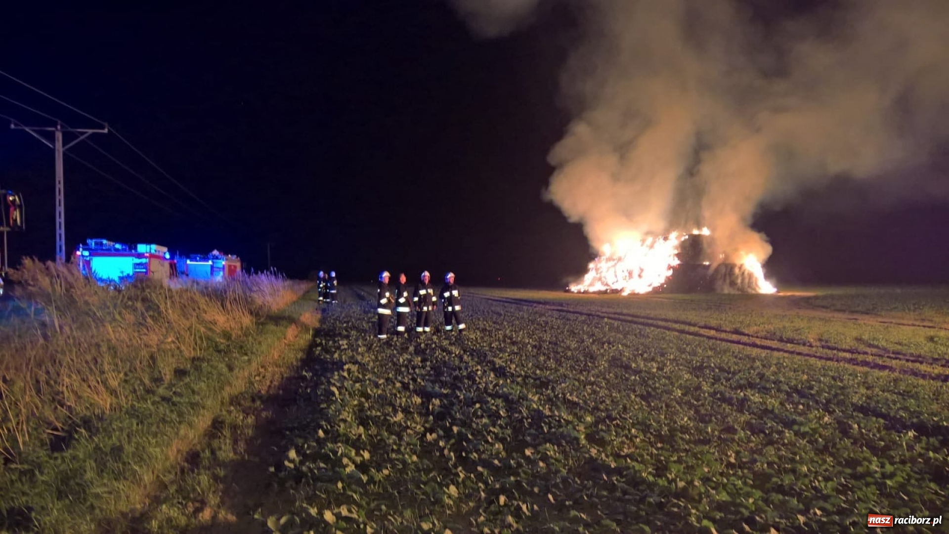 Zdjęcie w galerii na portalu naszraciborz.pl: W Bojanowie grasuje podpalacz. W nocy płonęły dwa stogi słomy WIDEO wiadomości z regionu