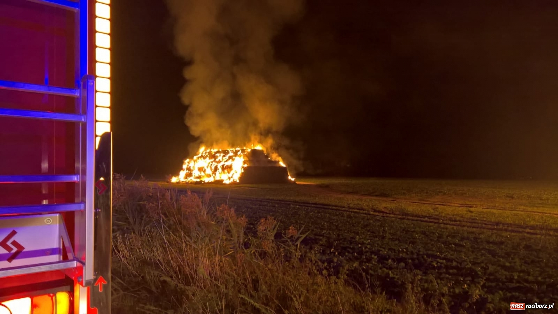 Zdjęcie w galerii na portalu naszraciborz.pl: W Bojanowie grasuje podpalacz. W nocy płonęły dwa stogi słomy WIDEO wiadomości z regionu