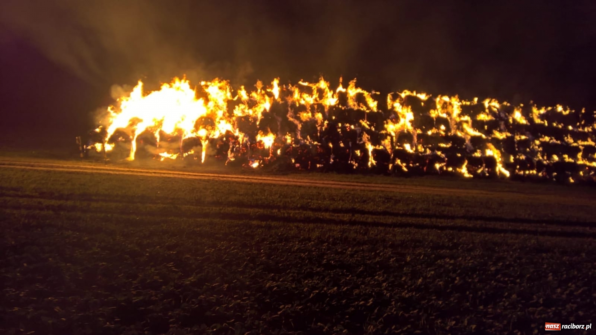 Zdjęcie w galerii na portalu naszraciborz.pl: W Bojanowie grasuje podpalacz. W nocy płonęły dwa stogi słomy WIDEO wiadomości z regionu