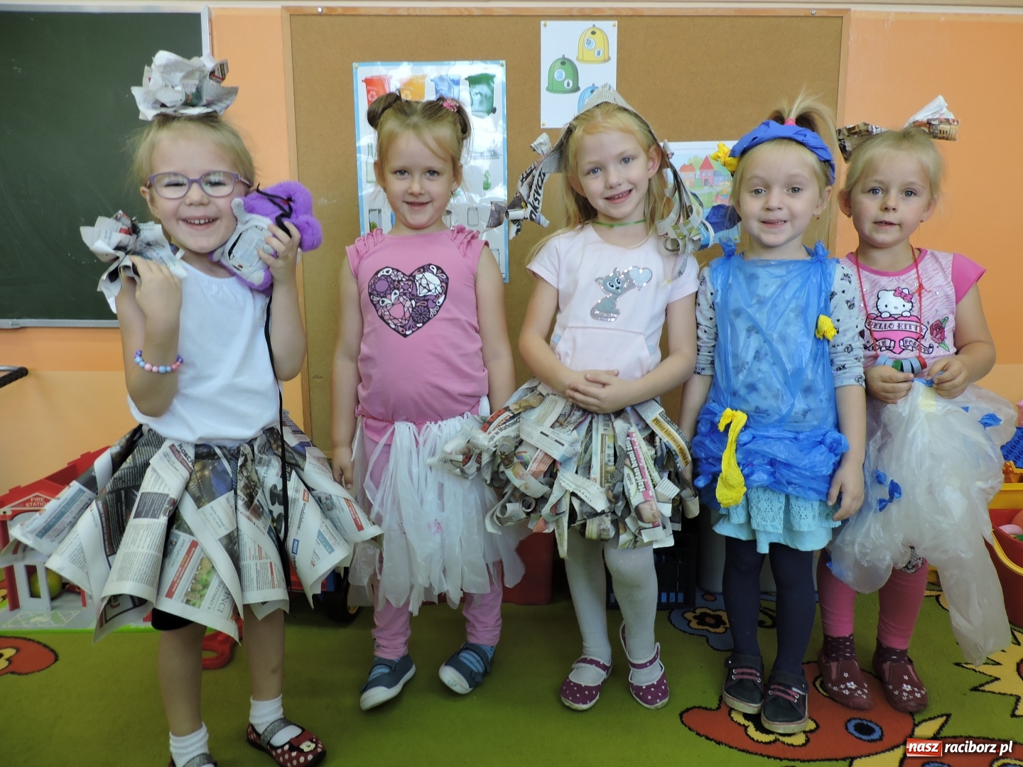 Zdjęcie w galerii na portalu naszraciborz.pl: Przedszkolaki w Eko-Strojach, czyli Sprzątanie Świata w Brzeziu wiadomości z regionu