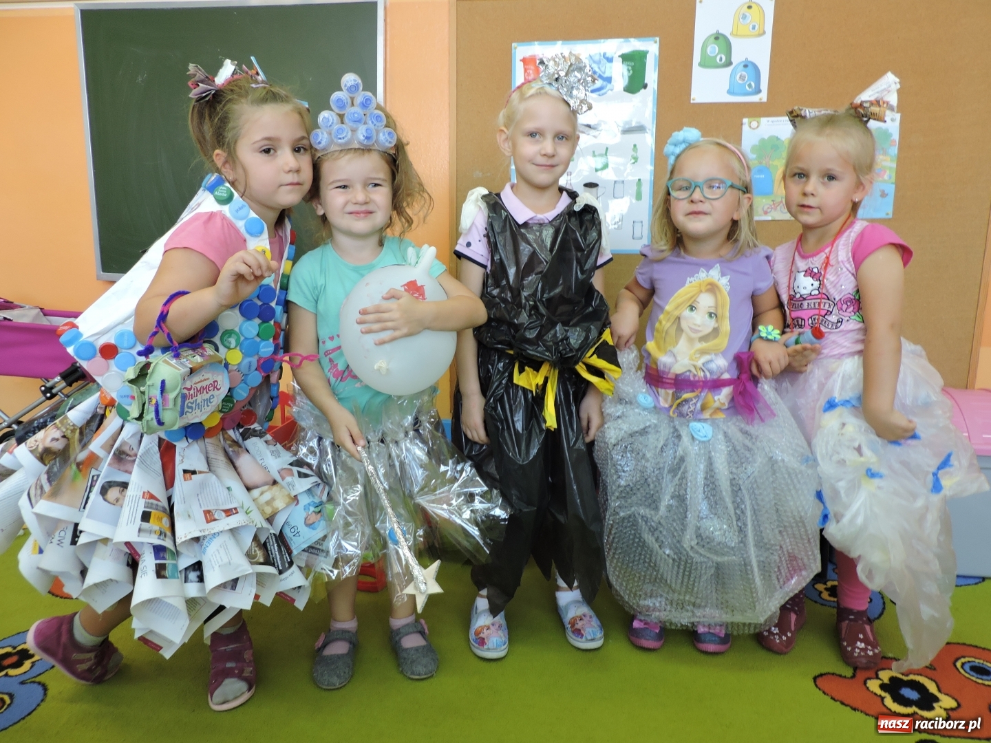 Zdjęcie w galerii na portalu naszraciborz.pl: Przedszkolaki w Eko-Strojach, czyli Sprzątanie Świata w Brzeziu wiadomości z regionu