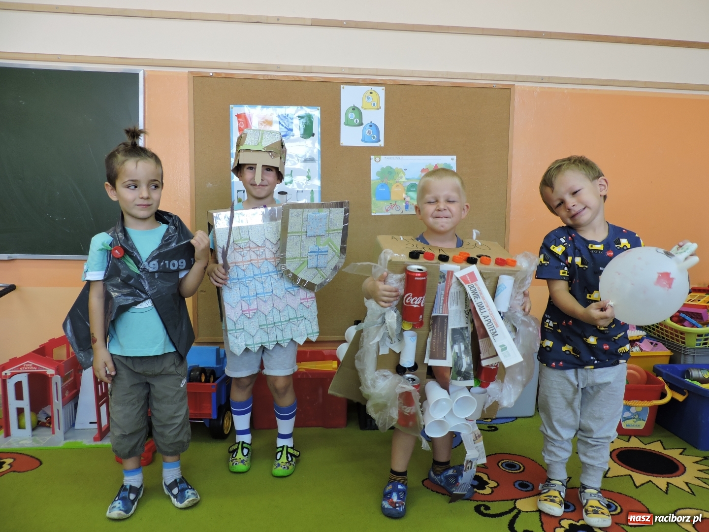 Zdjęcie w galerii na portalu naszraciborz.pl: Przedszkolaki w Eko-Strojach, czyli Sprzątanie Świata w Brzeziu wiadomości z regionu