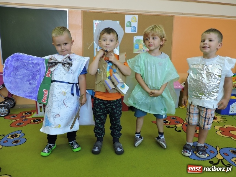 Zdjęcie w galerii na portalu naszraciborz.pl: Przedszkolaki w Eko-Strojach, czyli Sprzątanie Świata w Brzeziu wiadomości z regionu