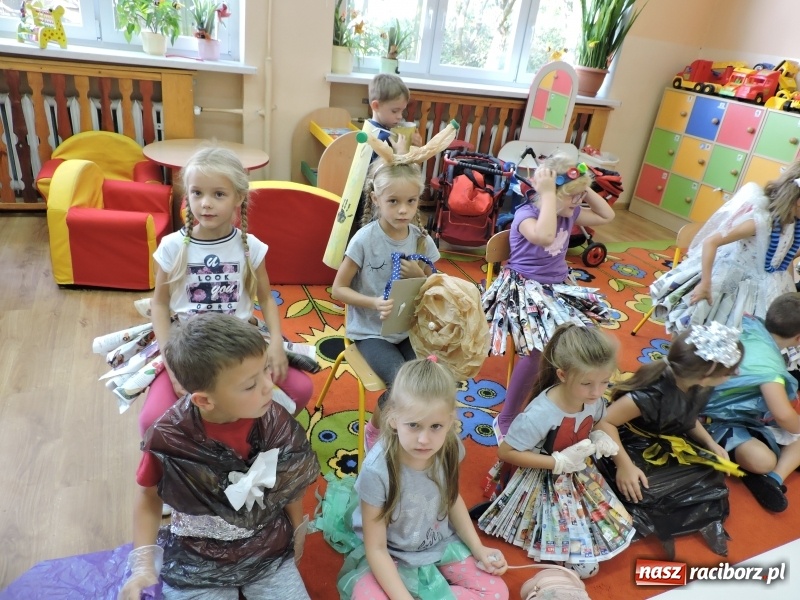 Zdjęcie w galerii na portalu naszraciborz.pl: Przedszkolaki w Eko-Strojach, czyli Sprzątanie Świata w Brzeziu wiadomości z regionu