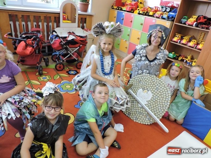 Zdjęcie w galerii na portalu naszraciborz.pl: Przedszkolaki w Eko-Strojach, czyli Sprzątanie Świata w Brzeziu wiadomości z regionu