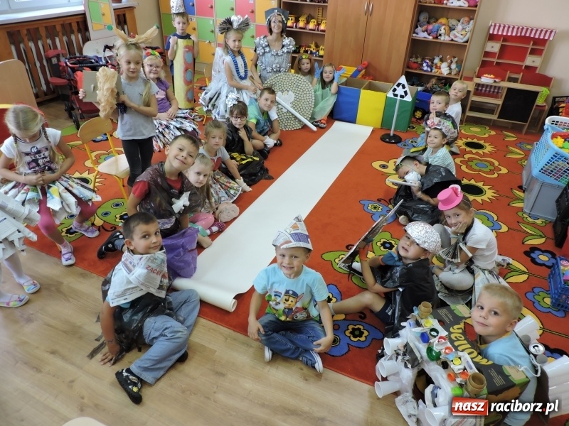 Zdjęcie w galerii na portalu naszraciborz.pl: Przedszkolaki w Eko-Strojach, czyli Sprzątanie Świata w Brzeziu wiadomości z regionu