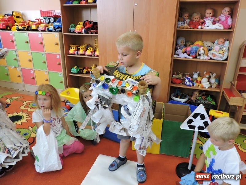 Zdjęcie w galerii na portalu naszraciborz.pl: Przedszkolaki w Eko-Strojach, czyli Sprzątanie Świata w Brzeziu wiadomości z regionu