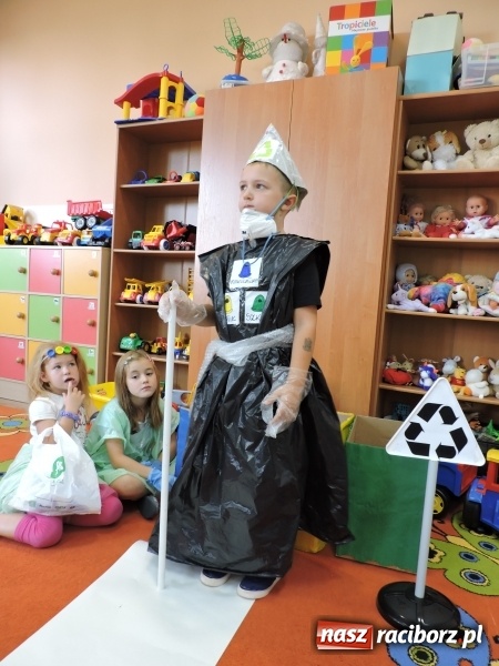 Zdjęcie w galerii na portalu naszraciborz.pl: Przedszkolaki w Eko-Strojach, czyli Sprzątanie Świata w Brzeziu wiadomości z regionu