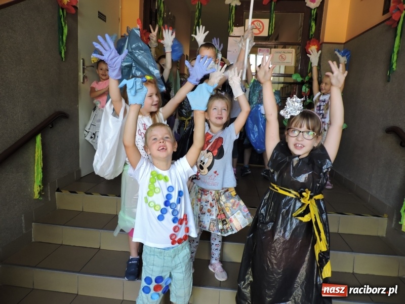 Zdjęcie w galerii na portalu naszraciborz.pl: Przedszkolaki w Eko-Strojach, czyli Sprzątanie Świata w Brzeziu wiadomości z regionu