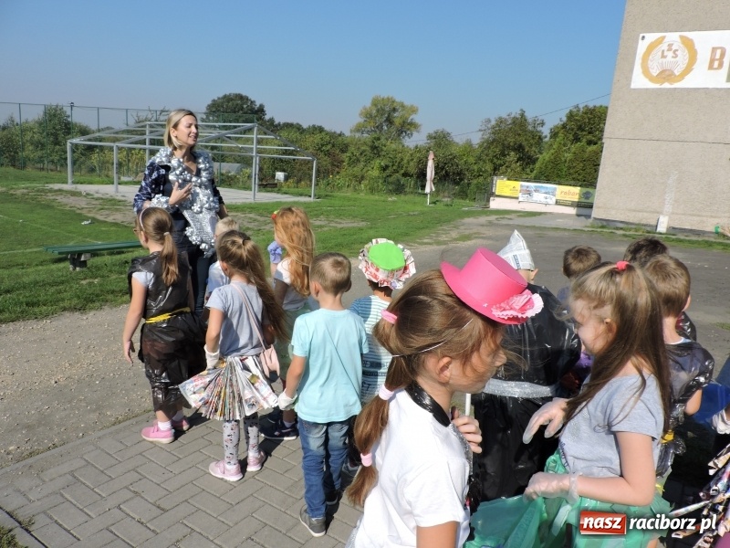 Zdjęcie w galerii na portalu naszraciborz.pl: Przedszkolaki w Eko-Strojach, czyli Sprzątanie Świata w Brzeziu wiadomości z regionu