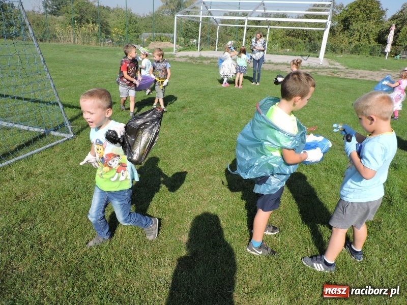 Zdjęcie w galerii na portalu naszraciborz.pl: Przedszkolaki w Eko-Strojach, czyli Sprzątanie Świata w Brzeziu wiadomości z regionu
