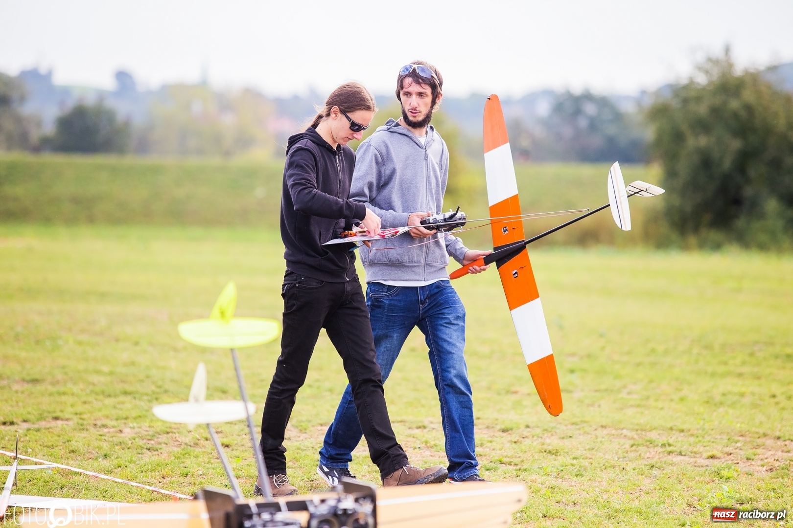Zdjęcie w galerii na portalu naszraciborz.pl: Ogólnopolskie Zawody Modeli Szybowców Wyrzucanych z Ręki wiadomości z regionu