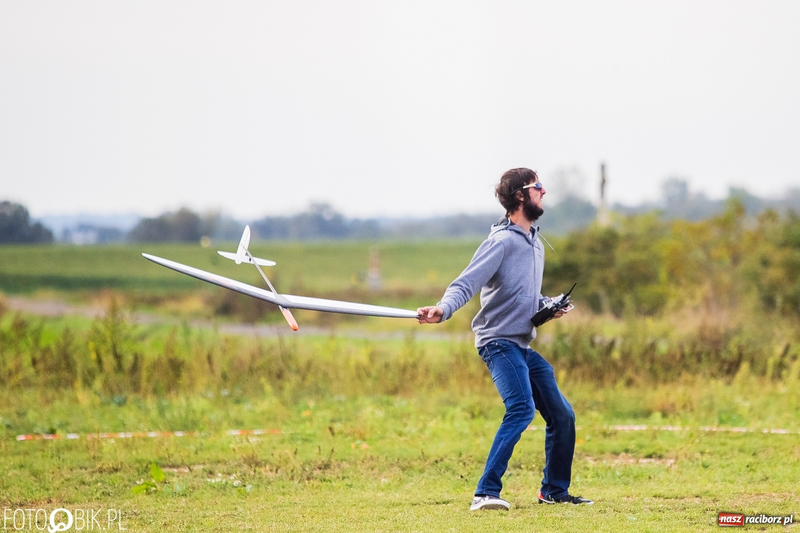 Zdjęcie w galerii na portalu naszraciborz.pl: Ogólnopolskie Zawody Modeli Szybowców Wyrzucanych z Ręki wiadomości z regionu