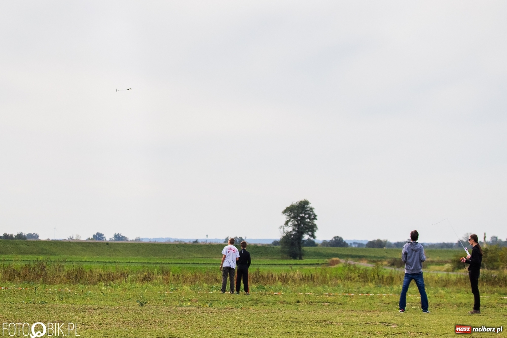 Zdjęcie w galerii na portalu naszraciborz.pl: Ogólnopolskie Zawody Modeli Szybowców Wyrzucanych z Ręki wiadomości z regionu
