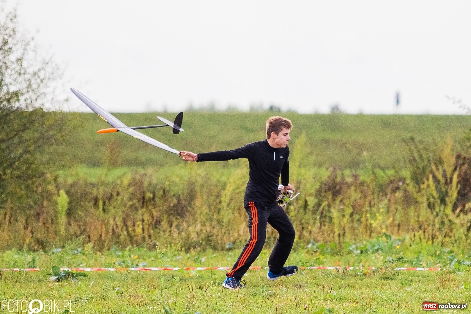 Zdjęcie w galerii na portalu naszraciborz.pl: Ogólnopolskie Zawody Modeli Szybowców Wyrzucanych z Ręki wiadomości z regionu