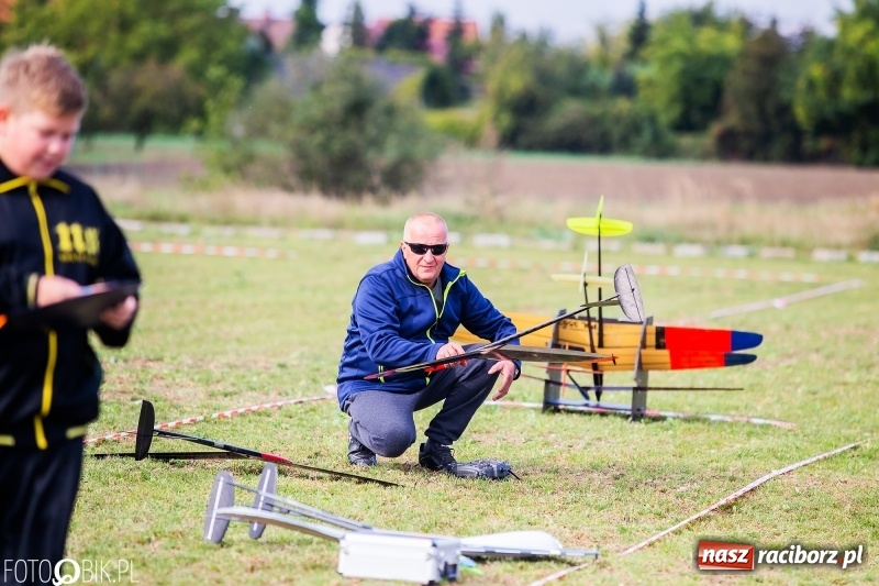 Zdjęcie w galerii na portalu naszraciborz.pl: Ogólnopolskie Zawody Modeli Szybowców Wyrzucanych z Ręki wiadomości z regionu