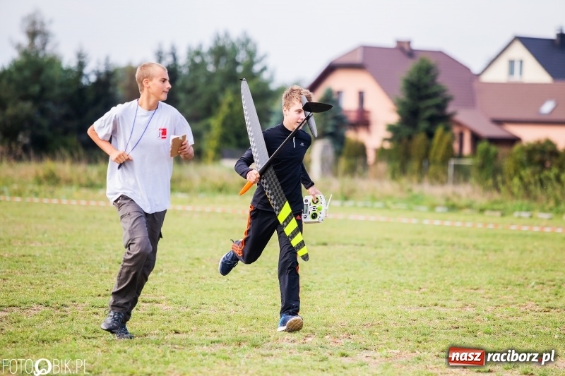Zdjęcie w galerii na portalu naszraciborz.pl: Ogólnopolskie Zawody Modeli Szybowców Wyrzucanych z Ręki wiadomości z regionu