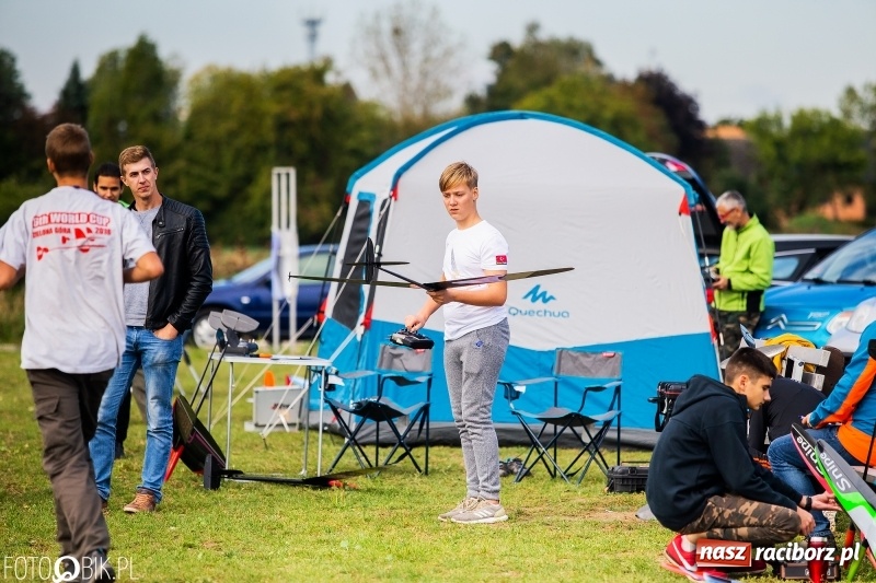 Zdjęcie w galerii na portalu naszraciborz.pl: Ogólnopolskie Zawody Modeli Szybowców Wyrzucanych z Ręki wiadomości z regionu