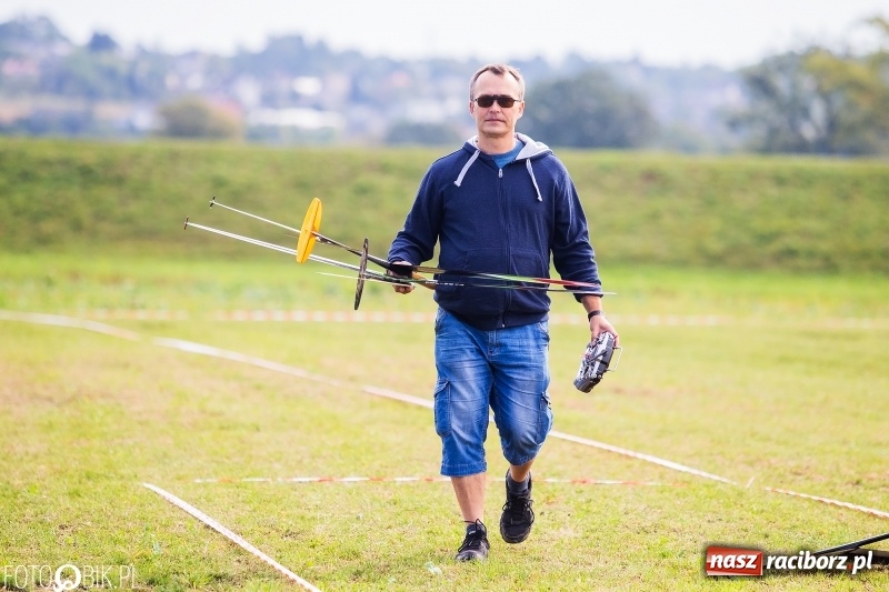 Zdjęcie w galerii na portalu naszraciborz.pl: Ogólnopolskie Zawody Modeli Szybowców Wyrzucanych z Ręki wiadomości z regionu