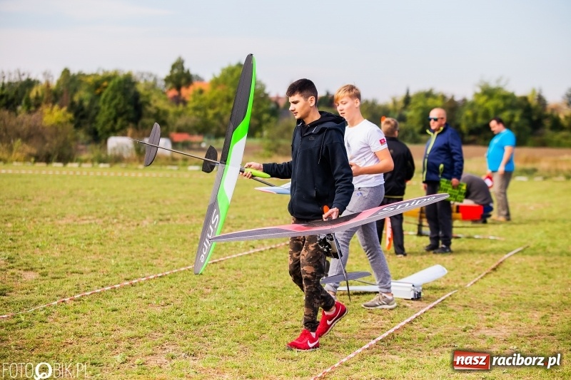 Zdjęcie w galerii na portalu naszraciborz.pl: Ogólnopolskie Zawody Modeli Szybowców Wyrzucanych z Ręki wiadomości z regionu