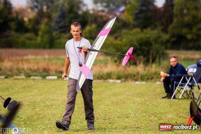 Zdjęcie w galerii na portalu naszraciborz.pl: Ogólnopolskie Zawody Modeli Szybowców Wyrzucanych z Ręki wiadomości z regionu