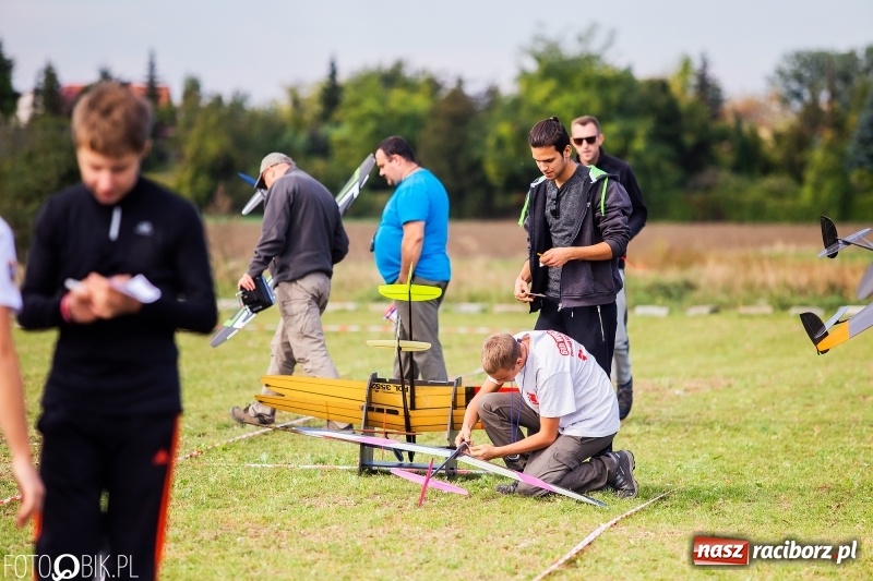 Zdjęcie w galerii na portalu naszraciborz.pl: Ogólnopolskie Zawody Modeli Szybowców Wyrzucanych z Ręki wiadomości z regionu