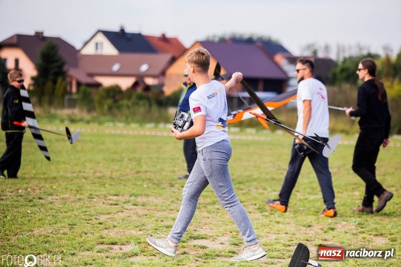 Zdjęcie w galerii na portalu naszraciborz.pl: Ogólnopolskie Zawody Modeli Szybowców Wyrzucanych z Ręki wiadomości z regionu