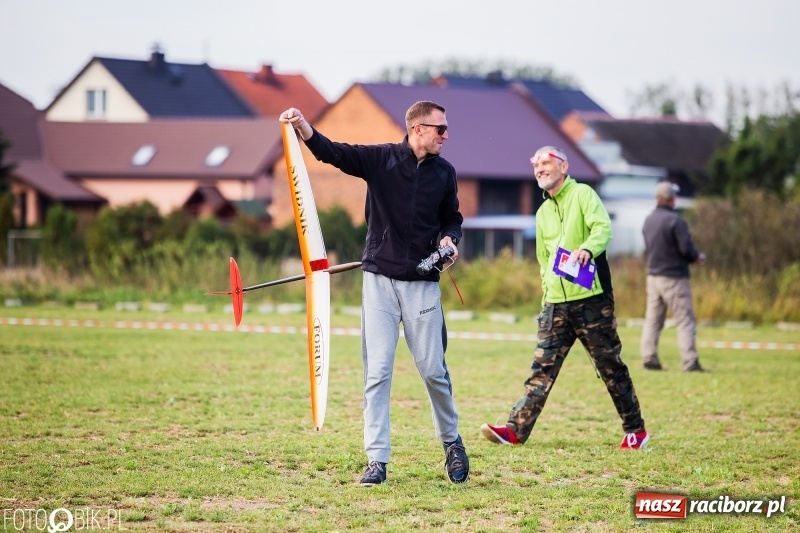 Zdjęcie w galerii na portalu naszraciborz.pl: Ogólnopolskie Zawody Modeli Szybowców Wyrzucanych z Ręki wiadomości z regionu