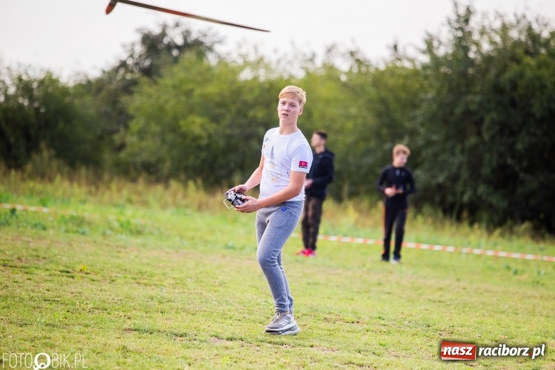 Zdjęcie w galerii na portalu naszraciborz.pl: Ogólnopolskie Zawody Modeli Szybowców Wyrzucanych z Ręki wiadomości z regionu