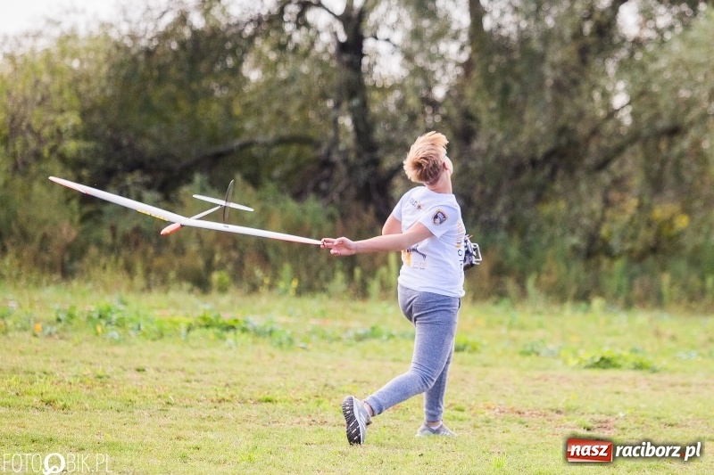 Zdjęcie w galerii na portalu naszraciborz.pl: Ogólnopolskie Zawody Modeli Szybowców Wyrzucanych z Ręki wiadomości z regionu