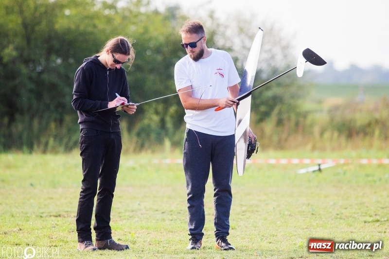 Zdjęcie w galerii na portalu naszraciborz.pl: Ogólnopolskie Zawody Modeli Szybowców Wyrzucanych z Ręki wiadomości z regionu
