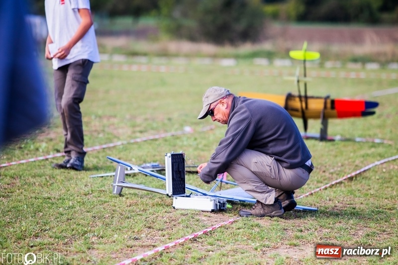 Zdjęcie w galerii na portalu naszraciborz.pl: Ogólnopolskie Zawody Modeli Szybowców Wyrzucanych z Ręki wiadomości z regionu